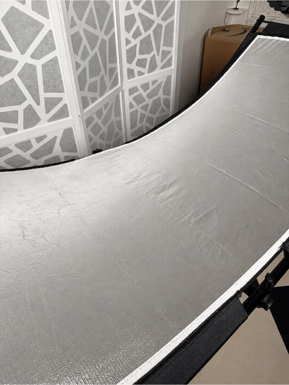 YUOCU 70” x 24” Curved Photography Reflector with Stand